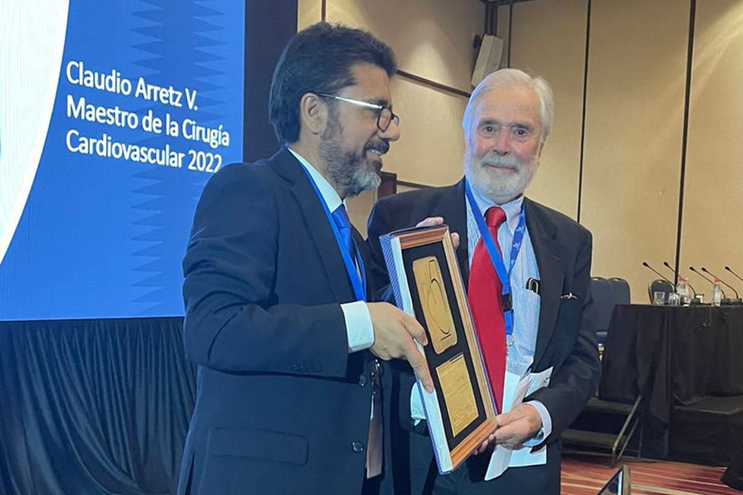 Dr. Claudio Arretz recibe el mayor galardón del Congreso 2022